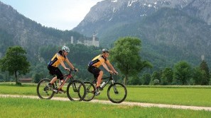 Aktiv und Fit mit dem Rad im Wellnessurlaub - Urlaubs- und Wellness-Hotel Sommer | Füssen Radfahren in Bayern mit Blick auf Schloss Neuschwanstein - Urlaubs- und Wellness-Hotel Sommer | Füssen